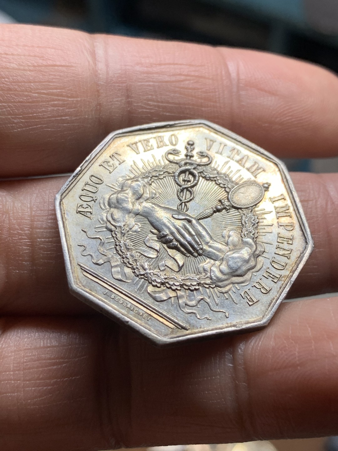 《竞宝斋》第36场-本周日 （全场顺丰包邮） 法国八角银质代币 握手公正八角，蜜蜂铭银标13.3克