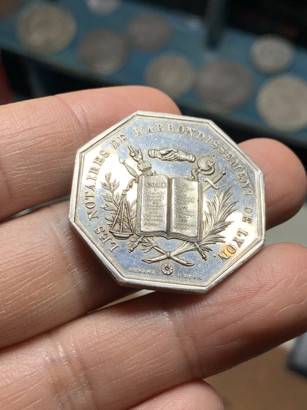 《竞宝斋》第36场-本周日 （全场顺丰包邮） 法国1839年八角代用银币 油灯铭。对边直径33mm，重量14.22g。