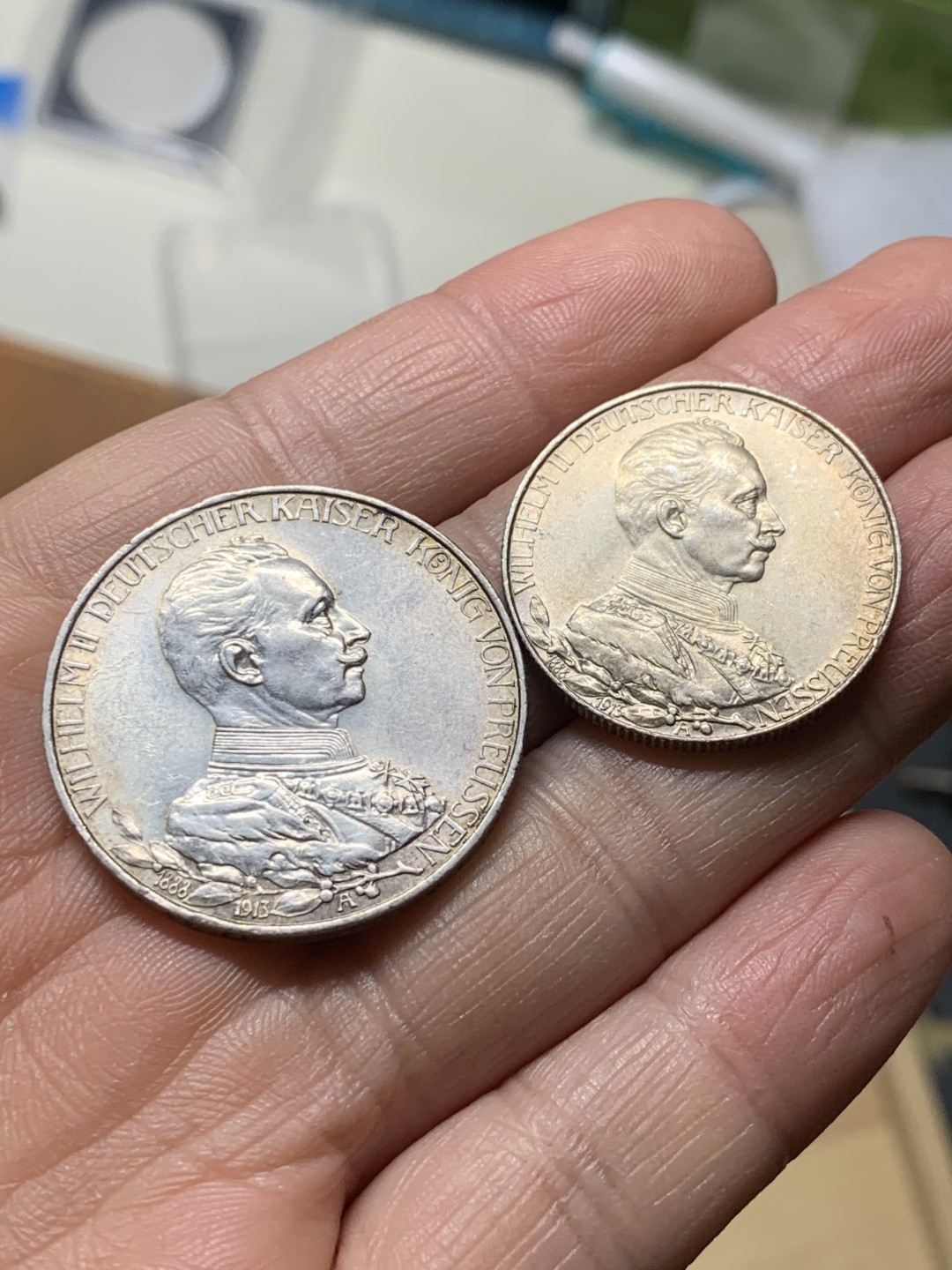 《竞宝斋》第36场-本周日 （全场顺丰包邮） （两枚一组）德国威廉二世登基25周年戎装花枝版2、3马克（1913），裸币好品。