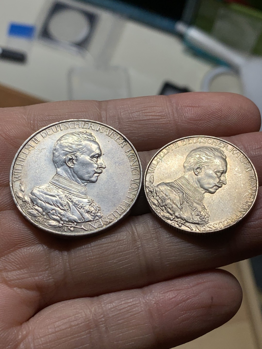 《竞宝斋》第36场-本周日 （全场顺丰包邮） （两枚一组）德国威廉二世登基25周年戎装花枝版2、3马克（1913），裸币好品。