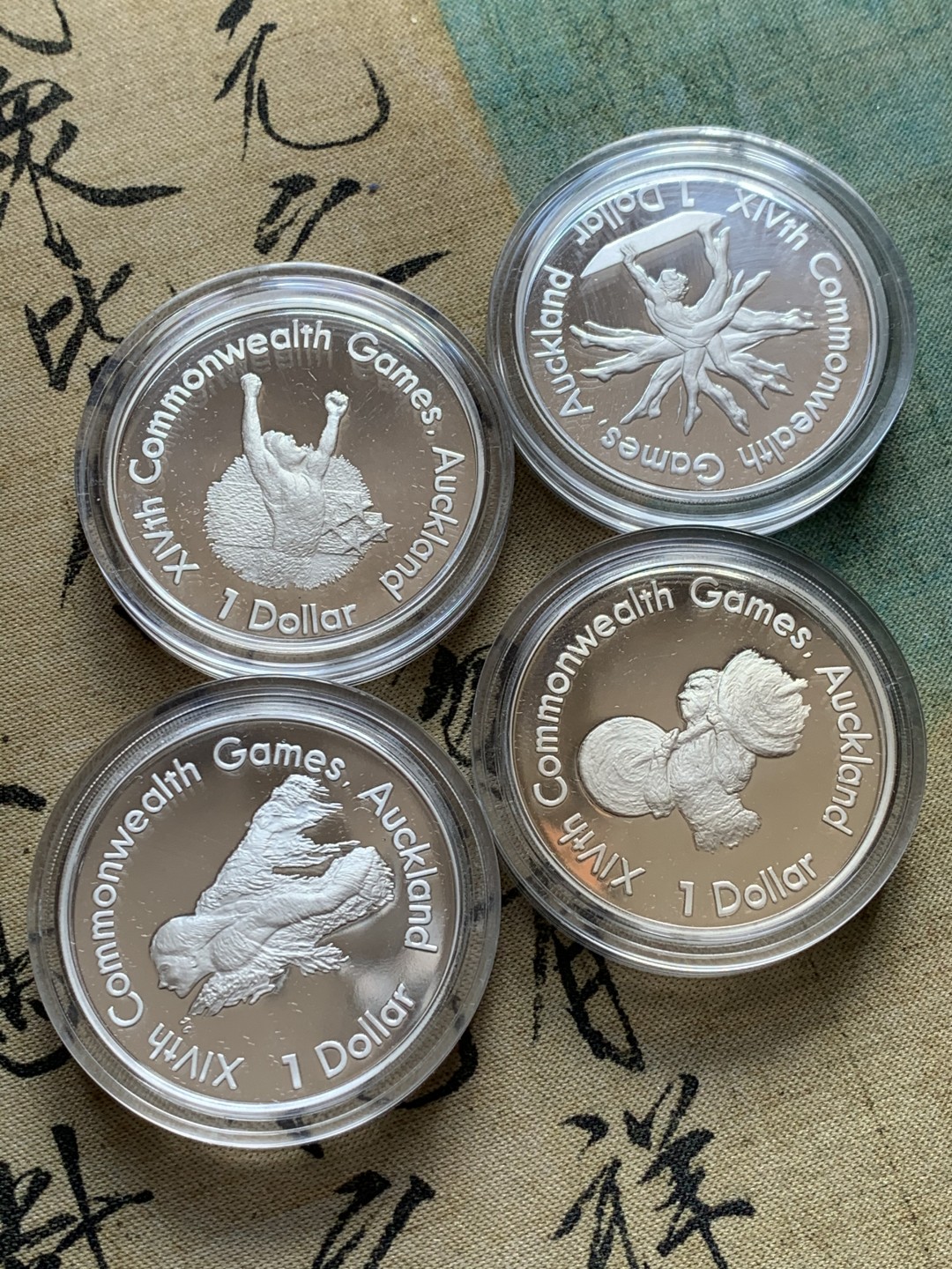 《竞宝斋》第37场-周日 首场自动拍卖 2件或者满200包顺丰 原盒证书4枚套 新西兰 1990年 英联邦奥运会 1元 精制PROOF银币 单枚27.21克 92.5%银