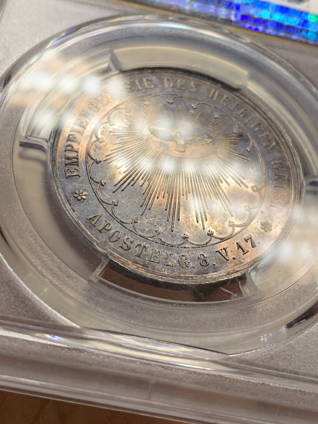 《竞宝斋》第36场-本周日 （全场顺丰包邮） pcgs-sp63 1850年德国奥格斯堡天主教洗礼银样章 双面紫罗兰镜面五彩 雕刻精细 冠军分 实物观感极佳 奥格斯堡建于公元前15年罗马皇帝奥古斯都时代 著名的文艺复兴之都 莫扎特的故居 盒子正面有小裂