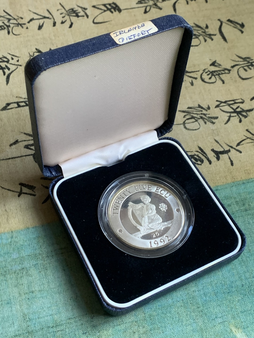 《竞宝斋》第37场-周日 首场自动拍卖 2件或者满200包顺丰 925银 47克超厚精制大银币  蓝盒证书北爱尔兰1992年美女竖琴 加厚PIEDFORT 25ECU