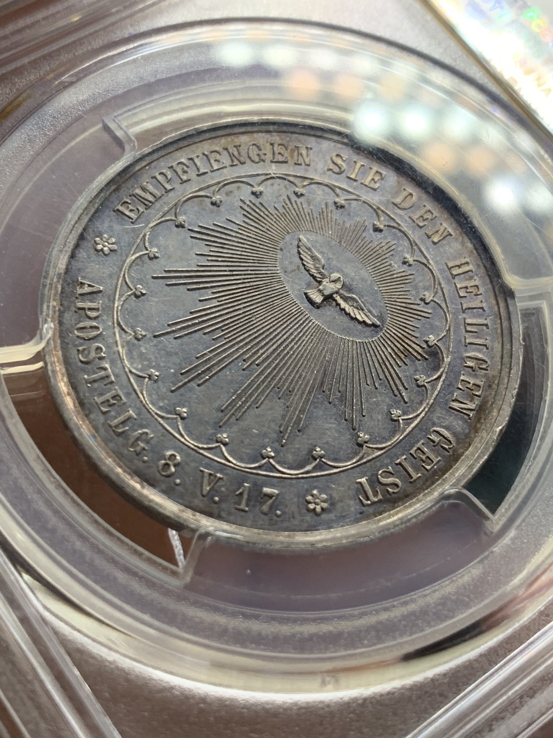 《竞宝斋》第36场-本周日 （全场顺丰包邮） pcgs-sp63 1850年德国奥格斯堡天主教洗礼银样章 双面紫罗兰镜面五彩 雕刻精细 冠军分 实物观感极佳 奥格斯堡建于公元前15年罗马皇帝奥古斯都时代 著名的文艺复兴之都 莫扎特的故居 盒子正面有小裂