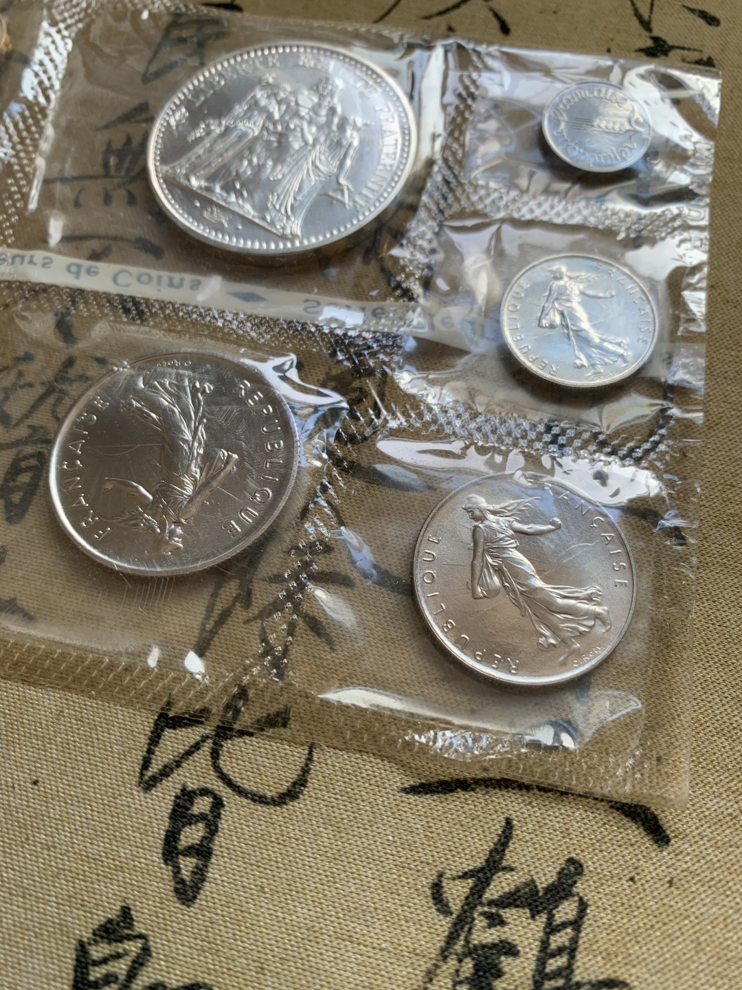 《竞宝斋》第37场-周日 首场自动拍卖 2件或者满200包顺丰 原盒证书法国1971年8枚套币 最大枚10法郎大力神是银币25克