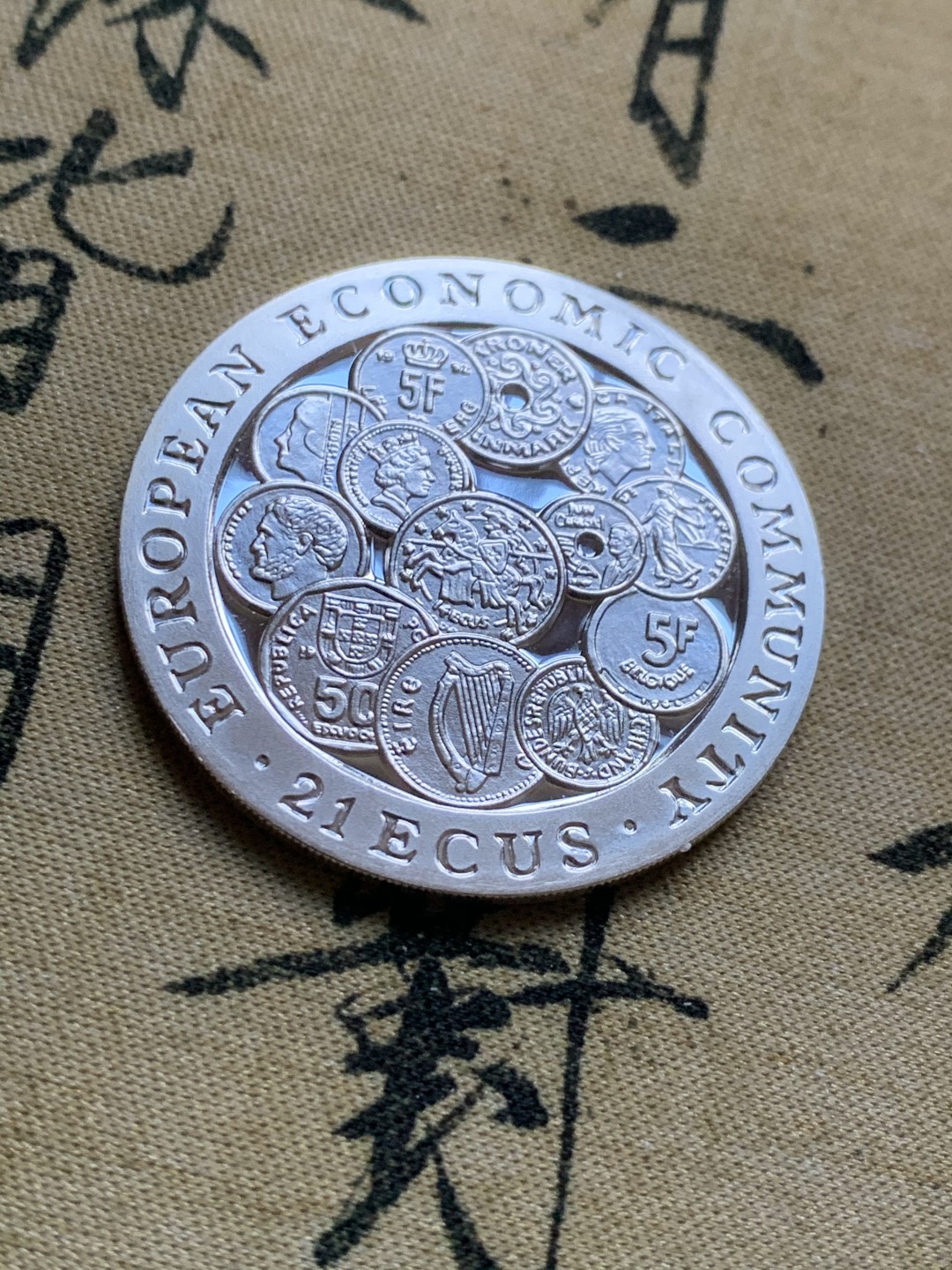 《竞宝斋》第37场-周日 首场自动拍卖 2件或者满200包顺丰 红盒证书 直布罗陀1993年 欧洲货币经济 21ECU伦敦造币厂 精制大银币 少见