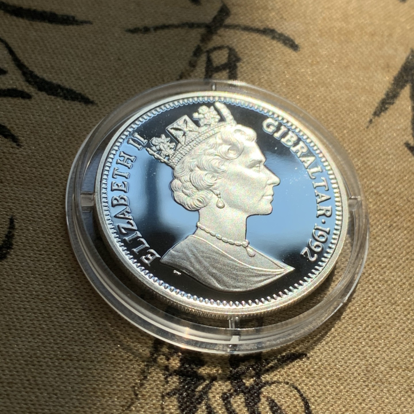 《竞宝斋》第37场-周日 首场自动拍卖 2件或者满200包顺丰 红盒证书 直布罗陀1992年 圣骑士10英镑/14ECU伦敦造币厂 精制银币