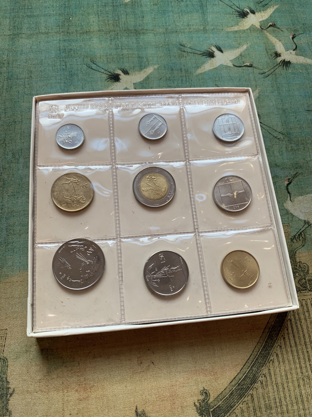 《竞宝斋》第37场-周日 首场自动拍卖 2件或者满200包顺丰 原盒证书 圣马力诺1983年 8枚封装 500里拉是银币 完美状态