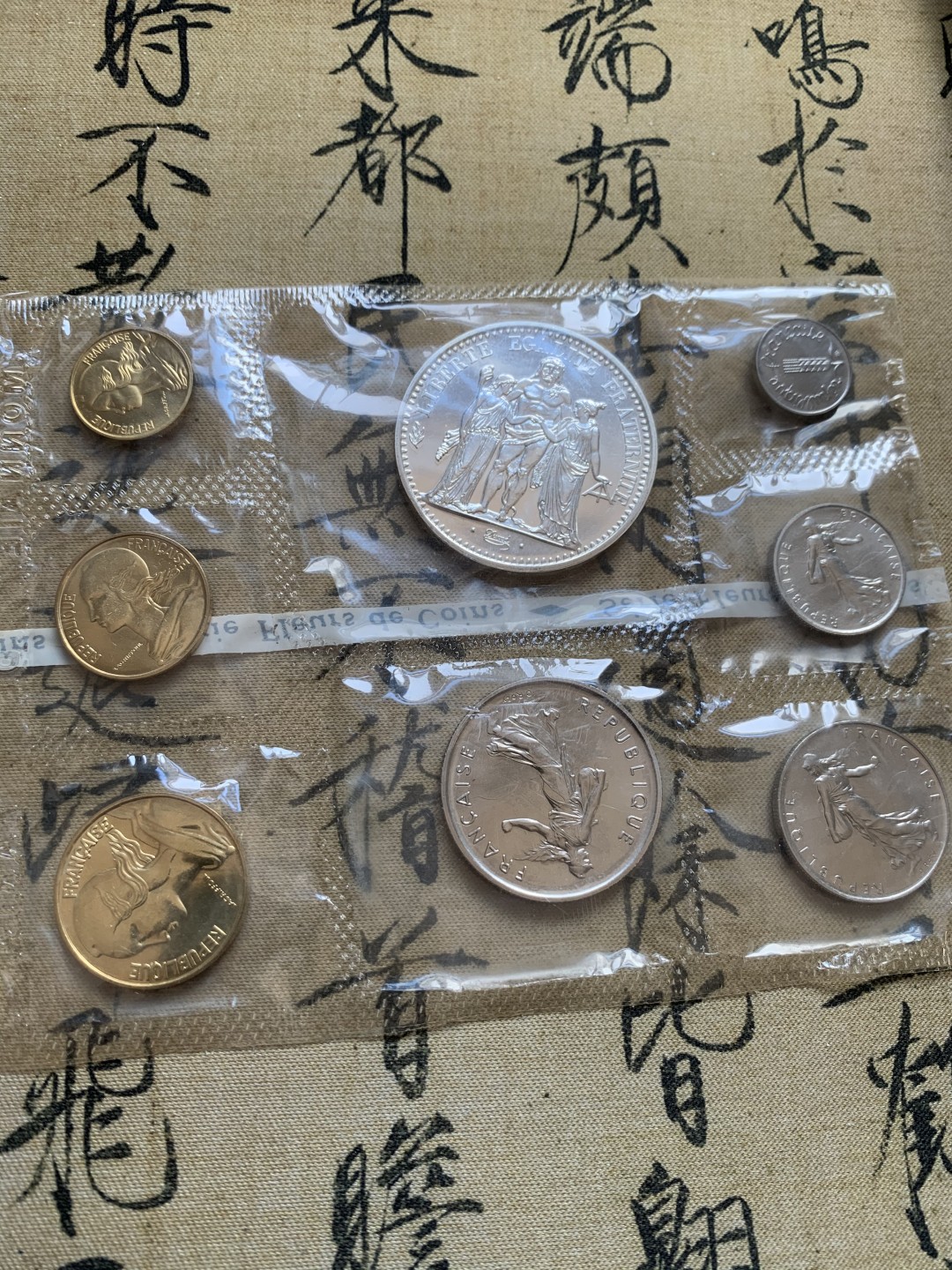 《竞宝斋》第37场-周日 首场自动拍卖 2件或者满200包顺丰 原盒证书法国1971年8枚套币 最大枚10法郎大力神是银币25克