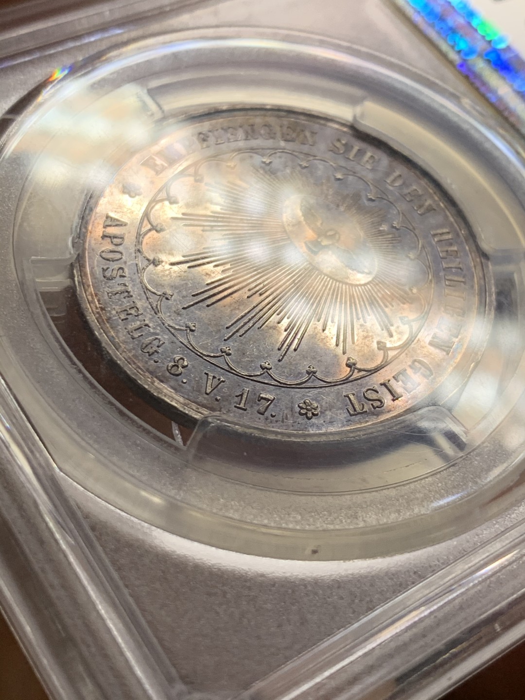 《竞宝斋》第36场-本周日 （全场顺丰包邮） pcgs-sp63 1850年德国奥格斯堡天主教洗礼银样章 双面紫罗兰镜面五彩 雕刻精细 冠军分 实物观感极佳 奥格斯堡建于公元前15年罗马皇帝奥古斯都时代 著名的文艺复兴之都 莫扎特的故居 盒子正面有小裂