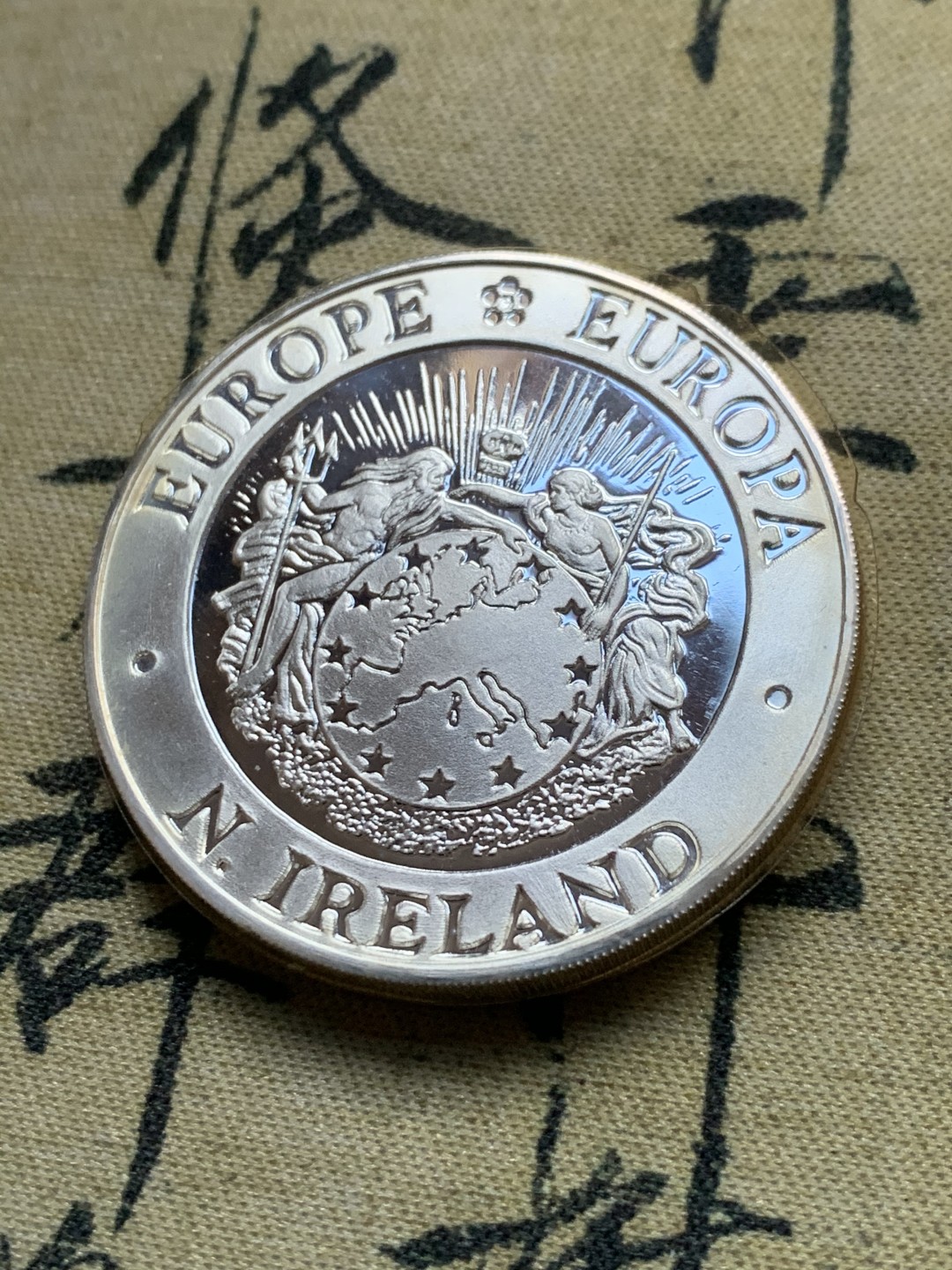 《竞宝斋》第37场-周日 首场自动拍卖 2件或者满200包顺丰 925银 47克超厚精制大银币  蓝盒证书北爱尔兰1992年美女竖琴 加厚PIEDFORT 25ECU