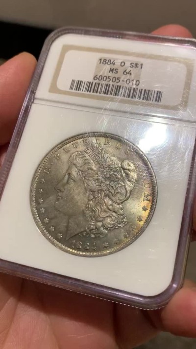 《竞宝斋》第36场-本周日 （全场顺丰包邮） NGC-MS64美国1884年摩根银币 NGC老盒严评，淡五彩包浆