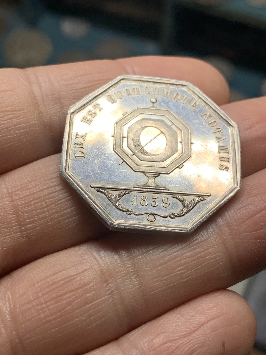 《竞宝斋》第36场-本周日 （全场顺丰包邮） 法国1839年八角代用银币 油灯铭。对边直径33mm，重量14.22g。