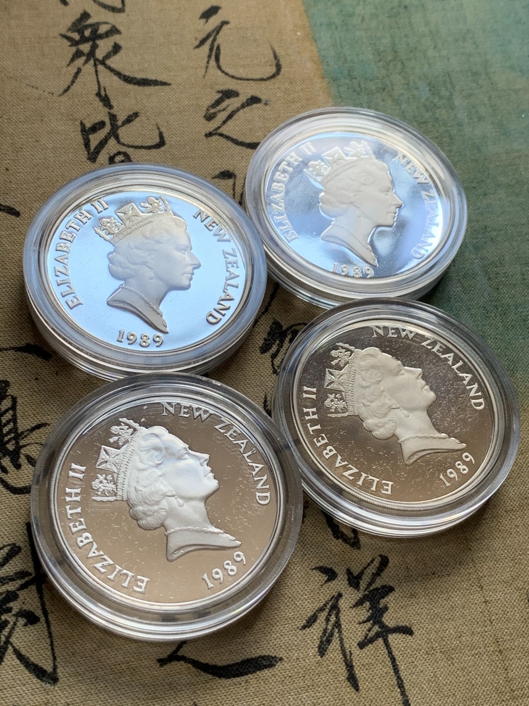 《竞宝斋》第37场-周日 首场自动拍卖 2件或者满200包顺丰 原盒证书4枚套 新西兰 1990年 英联邦奥运会 1元 精制PROOF银币 单枚27.21克 92.5%银