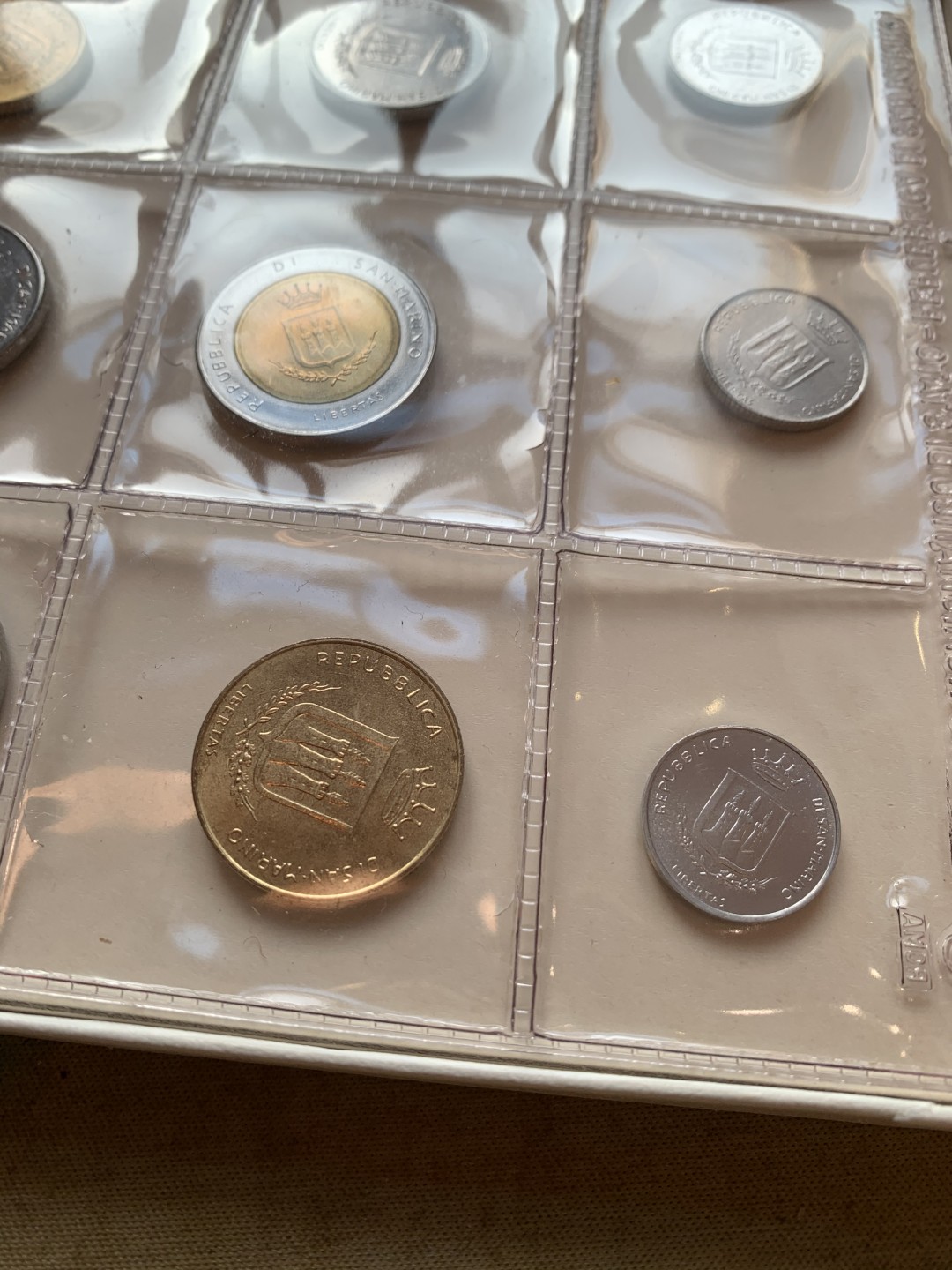 《竞宝斋》第37场-周日 首场自动拍卖 2件或者满200包顺丰 原盒证书 圣马力诺1983年 8枚封装 500里拉是银币 完美状态