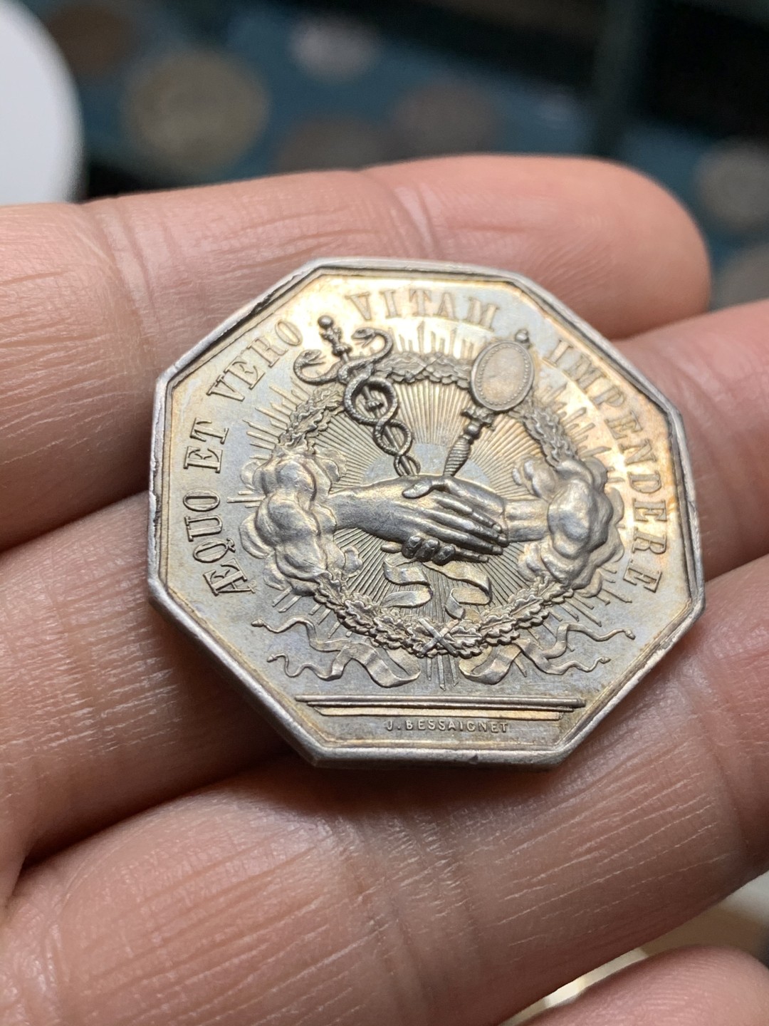 《竞宝斋》第36场-本周日 （全场顺丰包邮） 法国八角银质代币 握手公正八角，蜜蜂铭银标13.3克