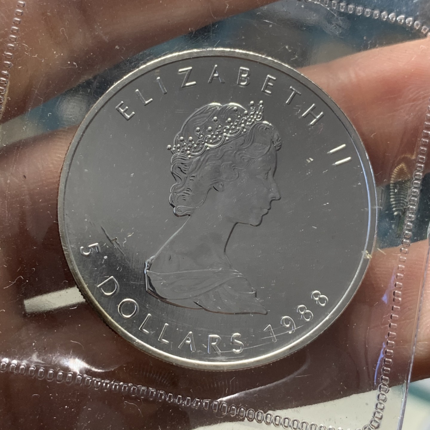 《竞宝斋》第37场-周日 首场自动拍卖 2件或者满200包顺丰 原封装 加拿大1988年 伊丽莎白二世 枫叶一元 1盎司纯银9999 银币