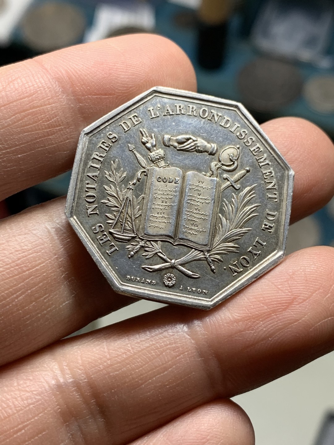 《竞宝斋》第36场-本周日 （全场顺丰包邮） 法国1839年八角代用银币 油灯铭。对边直径33mm，重量14.22g。