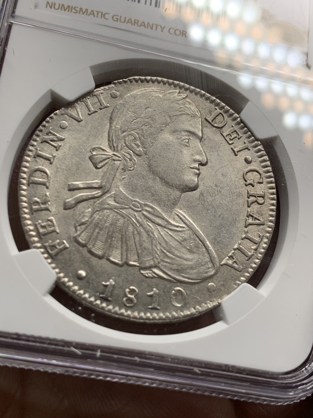 《竞宝斋》第36场-本周日 （全场顺丰包邮） NGC评级 墨西哥 1810年 费七 军装版 8R 双柱 银币  双面深打 细节很好