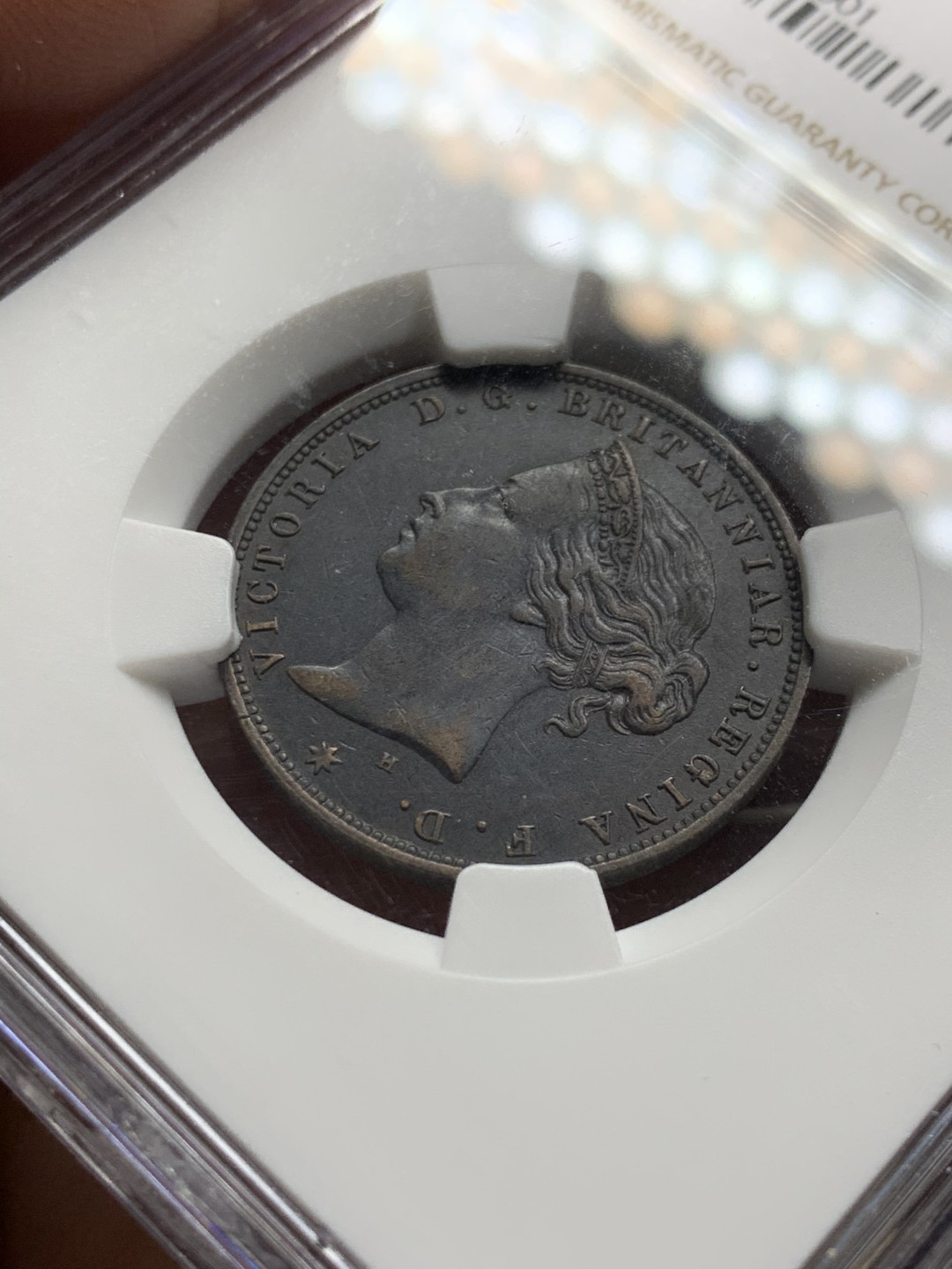 《竞宝斋》第36场-本周日 （全场顺丰包邮） AUDETAILS 英属泽西 1877年H 1/24先令 纯黑巧克力包浆好味道！