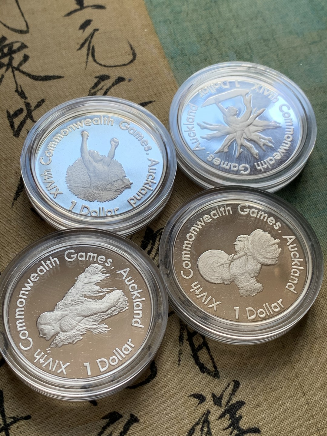 《竞宝斋》第37场-周日 首场自动拍卖 2件或者满200包顺丰 原盒证书4枚套 新西兰 1990年 英联邦奥运会 1元 精制PROOF银币 单枚27.21克 92.5%银