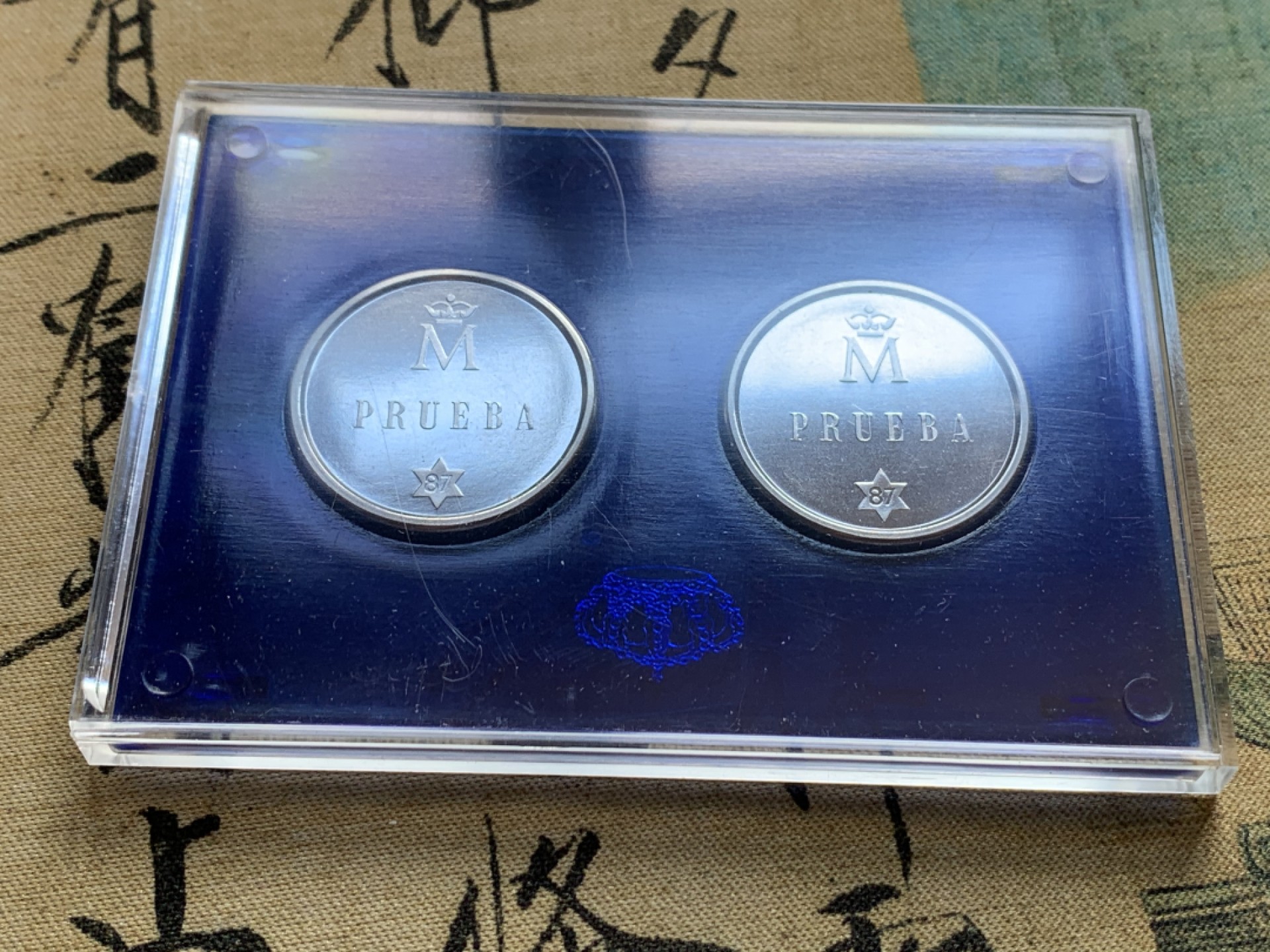 《竞宝斋》第37场-周日 首场自动拍卖 2件或者满200包顺丰 原盒证书 西班牙1987年 6枚套 样币和章 其中2枚样币是925银 少见