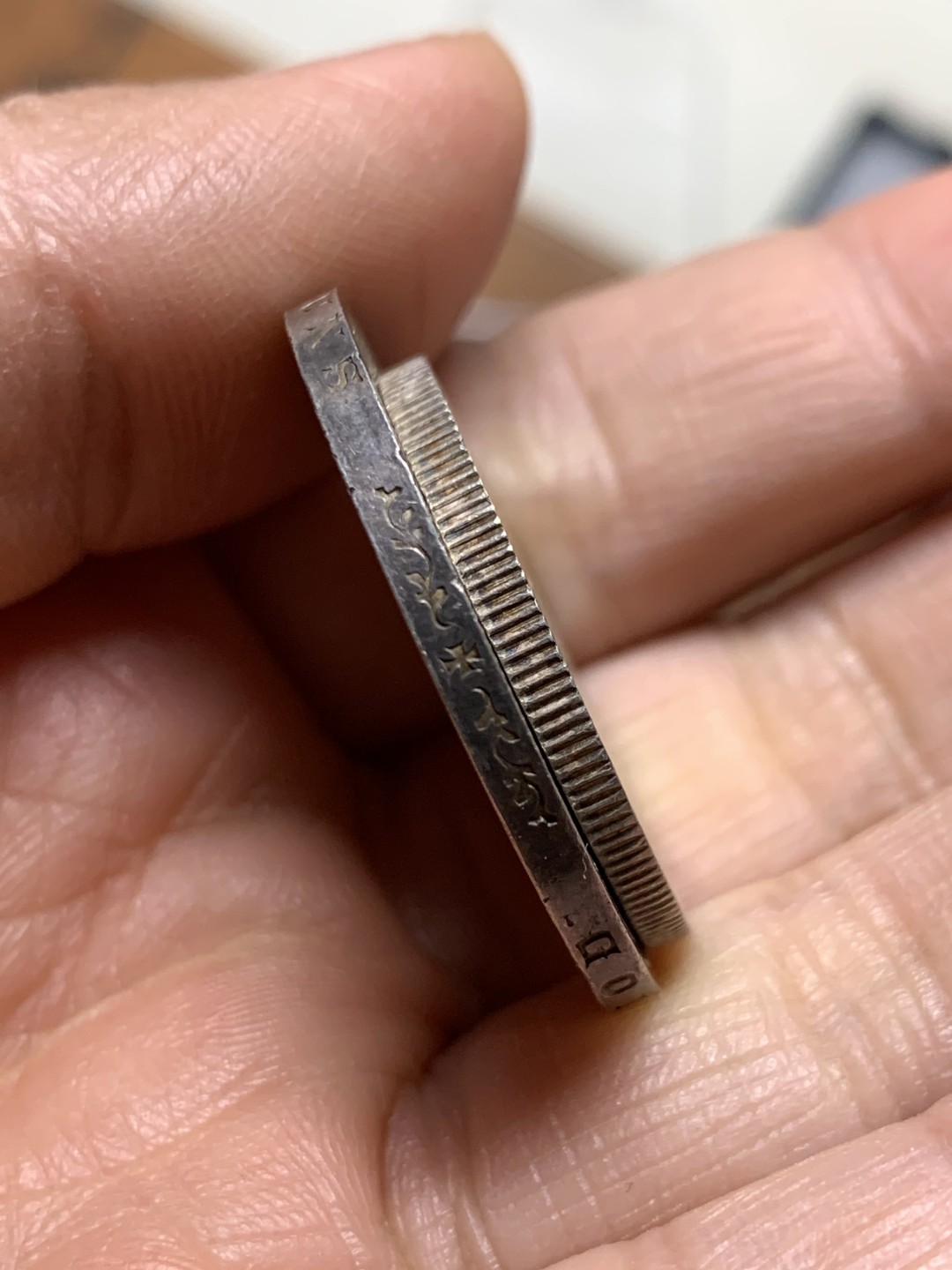 《竞宝斋》第36场-本周日 （全场顺丰包邮） （两枚一组）德国威廉二世登基25周年戎装花枝版2、3马克（1913），裸币好品。