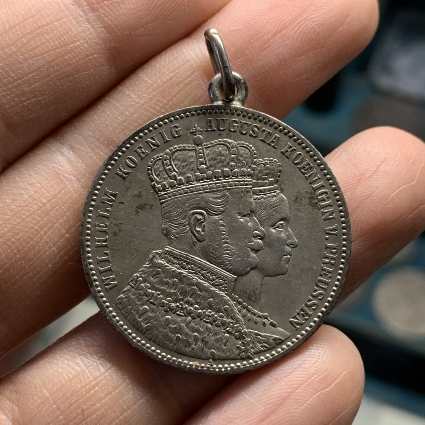 《竞宝斋》第37场-周日 首场自动拍卖 2件或者满200包顺丰 德国普鲁士1861年登基泰勒 原味 大银币 有吊坠