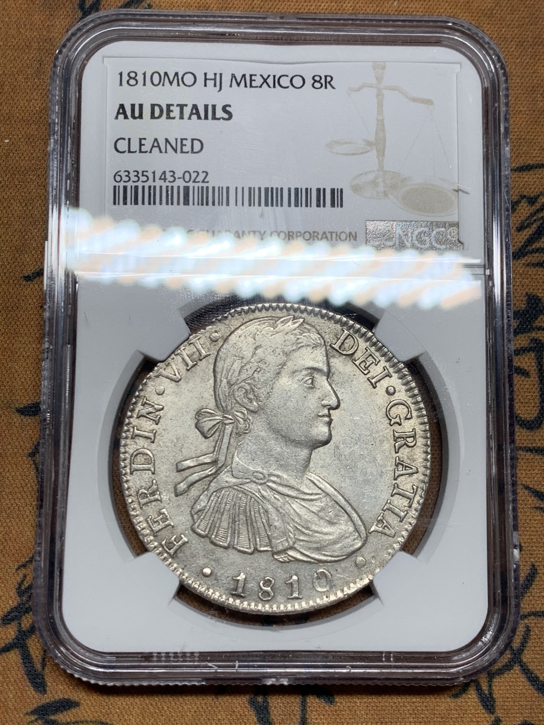 《竞宝斋》第36场-本周日 （全场顺丰包邮） NGC评级 墨西哥 1810年 费七 军装版 8R 双柱 银币  双面深打 细节很好