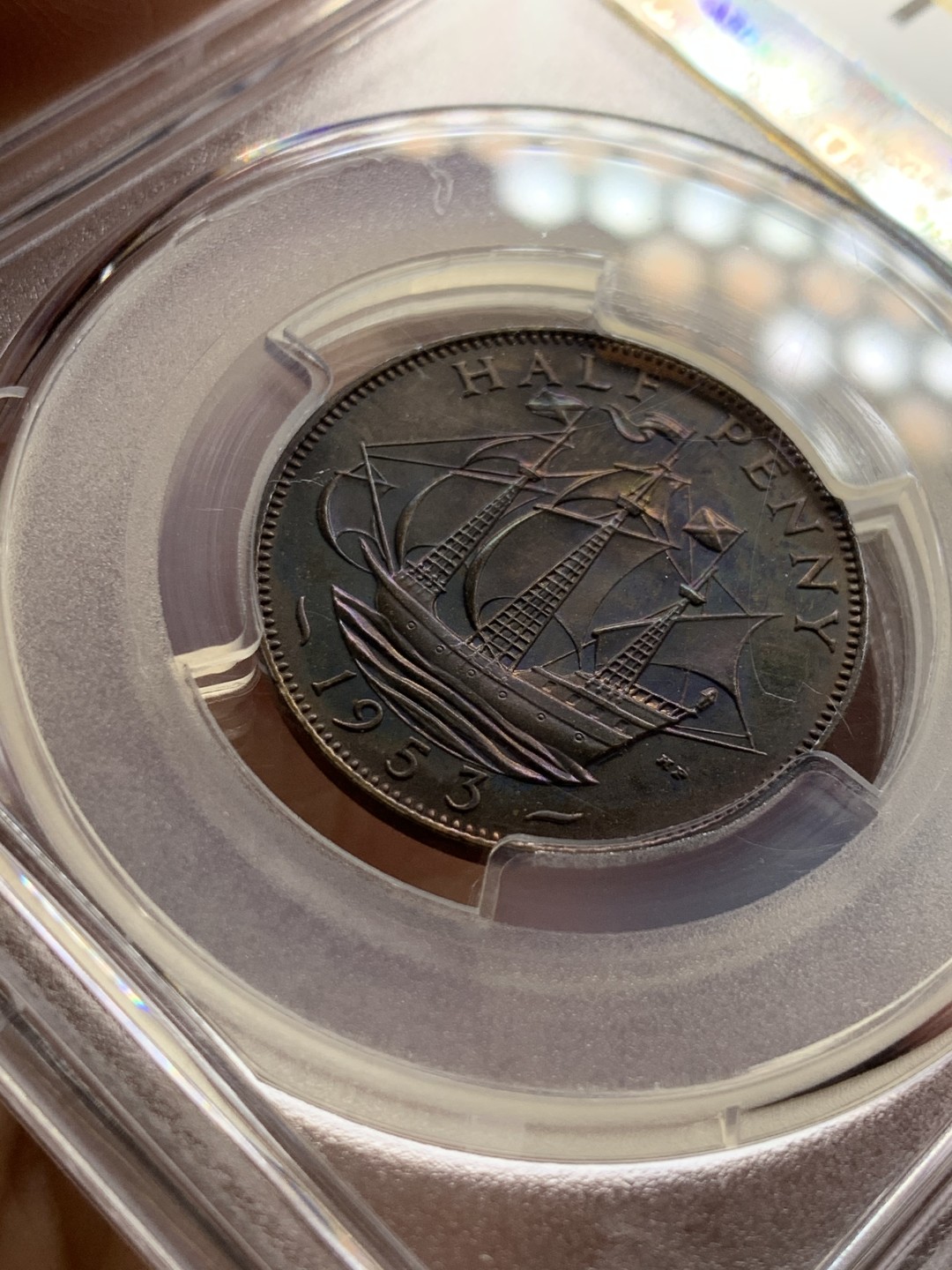 《竞宝斋》第36场-本周日 （全场顺丰包邮） pcgs-PR64RB 1953年英国半便士 年轻伊伊 顶级彩虹包浆 小彩船实物极美 女王老矣未来潜力股