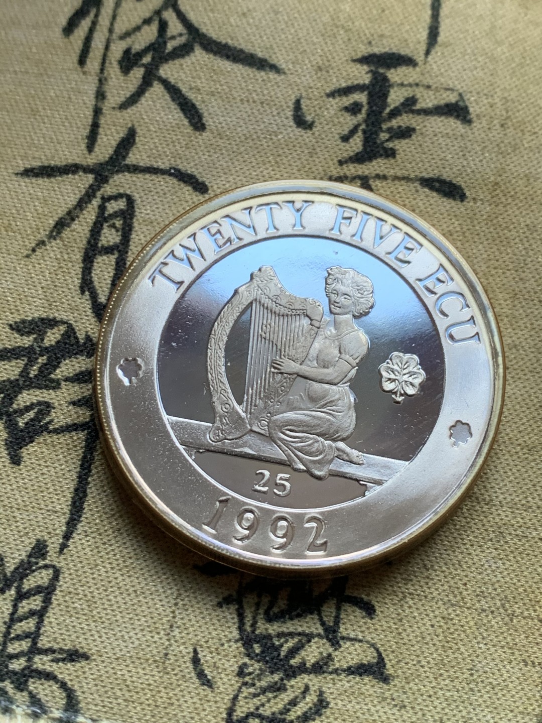 《竞宝斋》第37场-周日 首场自动拍卖 2件或者满200包顺丰 925银 47克超厚精制大银币  蓝盒证书北爱尔兰1992年美女竖琴 加厚PIEDFORT 25ECU