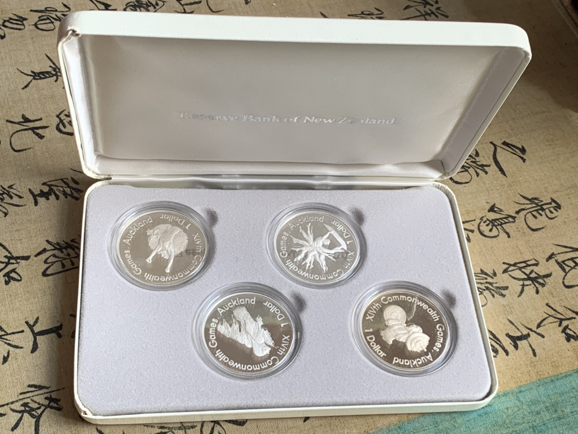 《竞宝斋》第37场-周日 首场自动拍卖 2件或者满200包顺丰 原盒证书4枚套 新西兰 1990年 英联邦奥运会 1元 精制PROOF银币 单枚27.21克 92.5%银