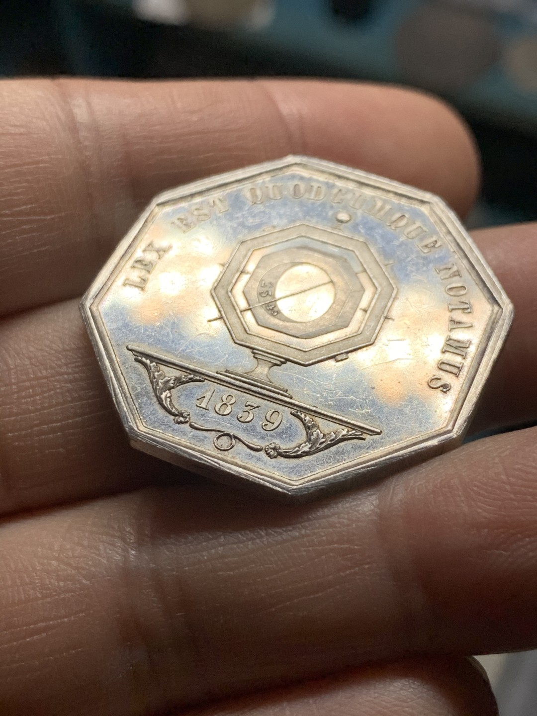 《竞宝斋》第36场-本周日 （全场顺丰包邮） 法国1839年八角代用银币 油灯铭。对边直径33mm，重量14.22g。