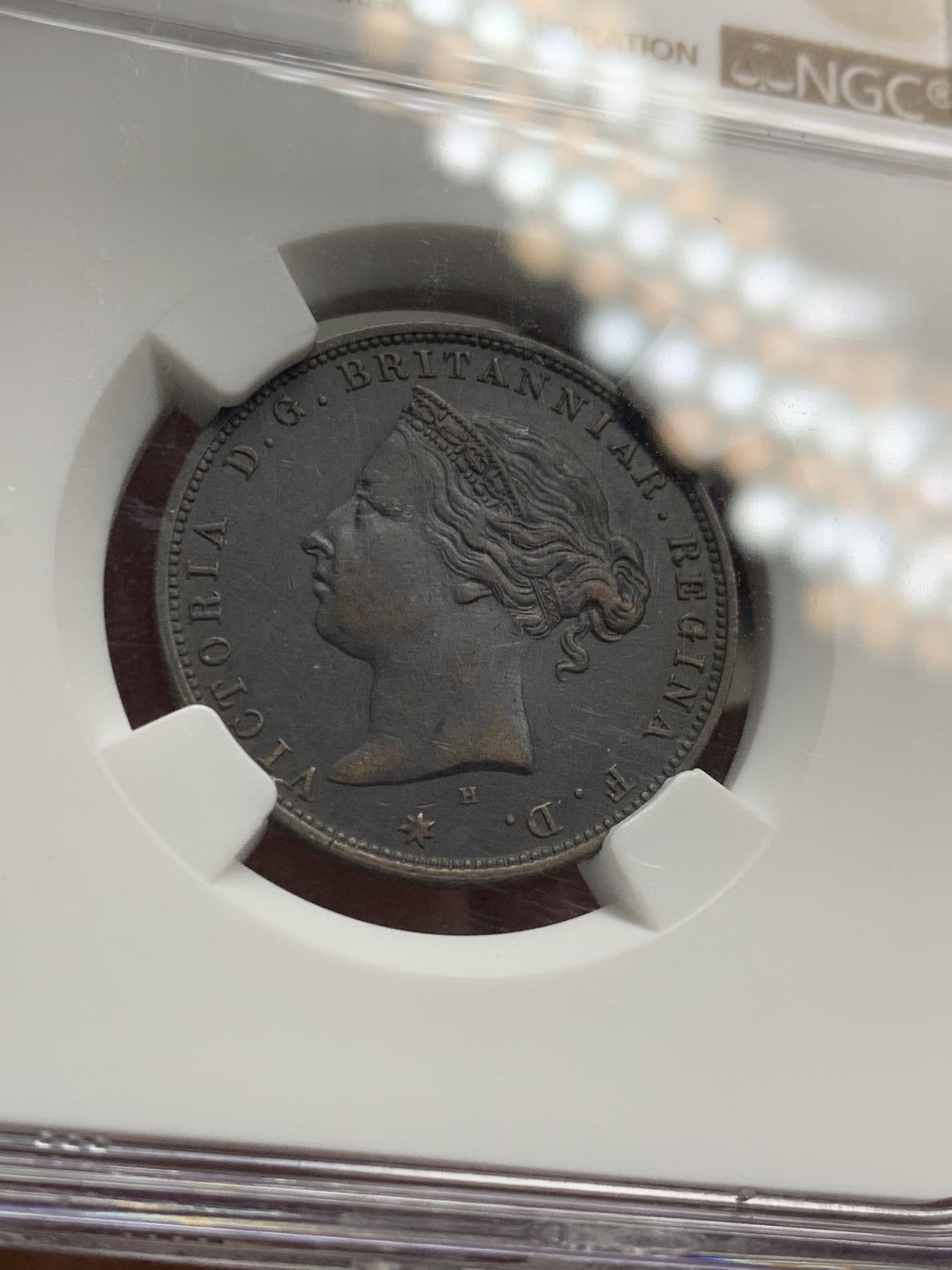 《竞宝斋》第36场-本周日 （全场顺丰包邮） AUDETAILS 英属泽西 1877年H 1/24先令 纯黑巧克力包浆好味道！