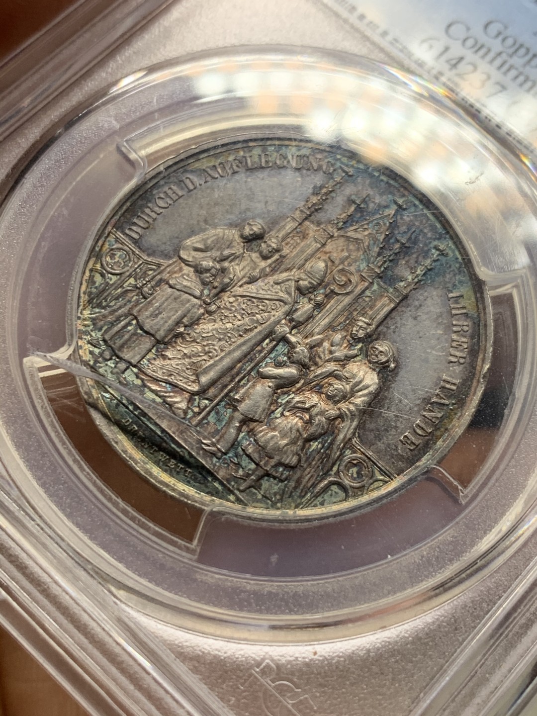 《竞宝斋》第36场-本周日 （全场顺丰包邮） pcgs-sp63 1850年德国奥格斯堡天主教洗礼银样章 双面紫罗兰镜面五彩 雕刻精细 冠军分 实物观感极佳 奥格斯堡建于公元前15年罗马皇帝奥古斯都时代 著名的文艺复兴之都 莫扎特的故居 盒子正面有小裂