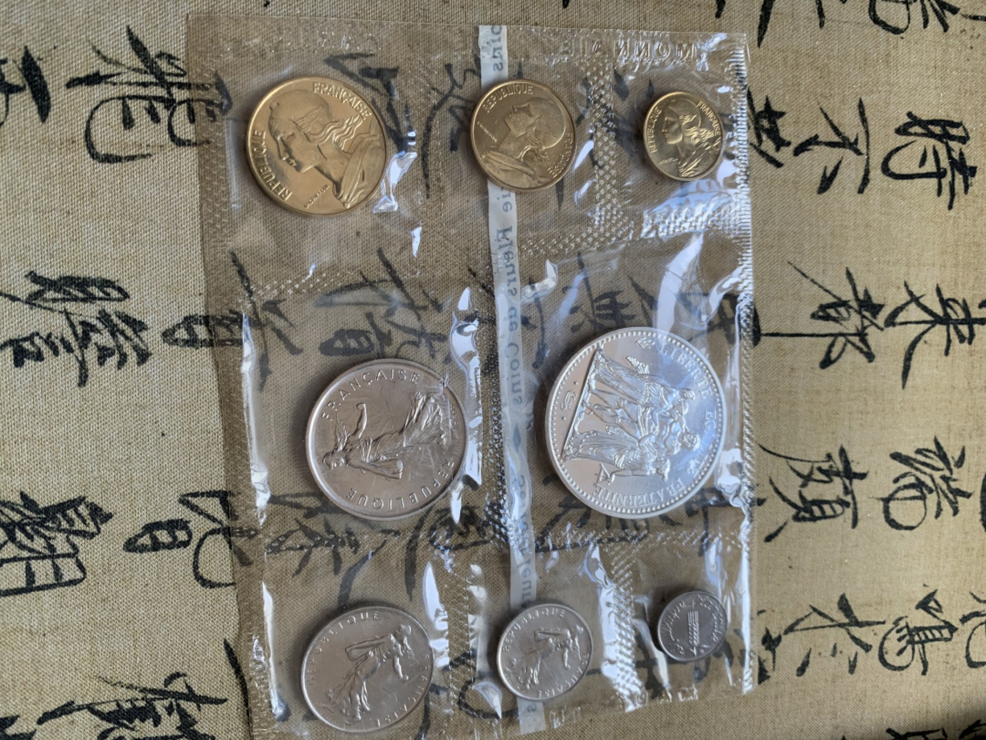 《竞宝斋》第37场-周日 首场自动拍卖 2件或者满200包顺丰 原盒证书法国1971年8枚套币 最大枚10法郎大力神是银币25克