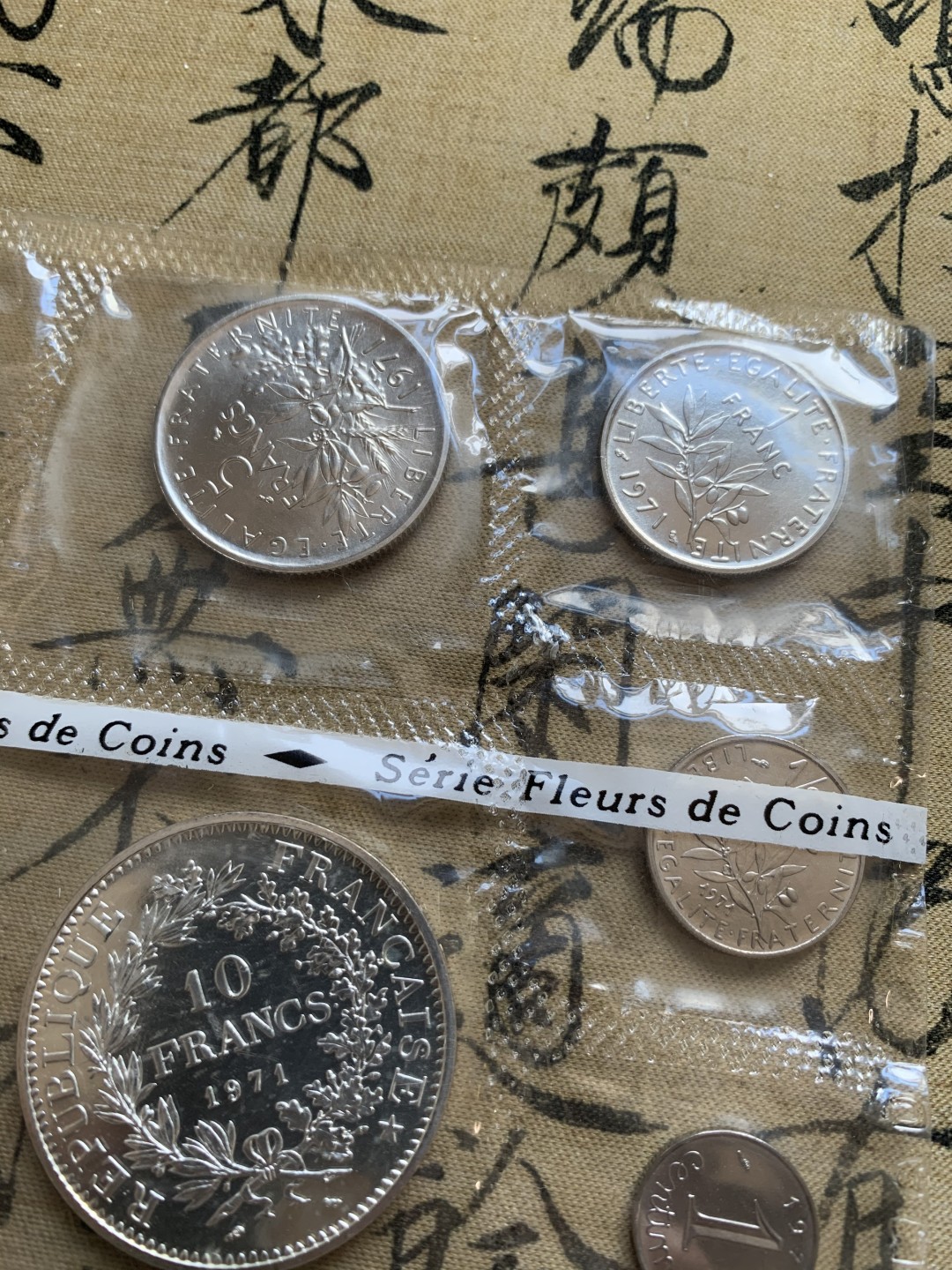 《竞宝斋》第37场-周日 首场自动拍卖 2件或者满200包顺丰 原盒证书法国1971年8枚套币 最大枚10法郎大力神是银币25克