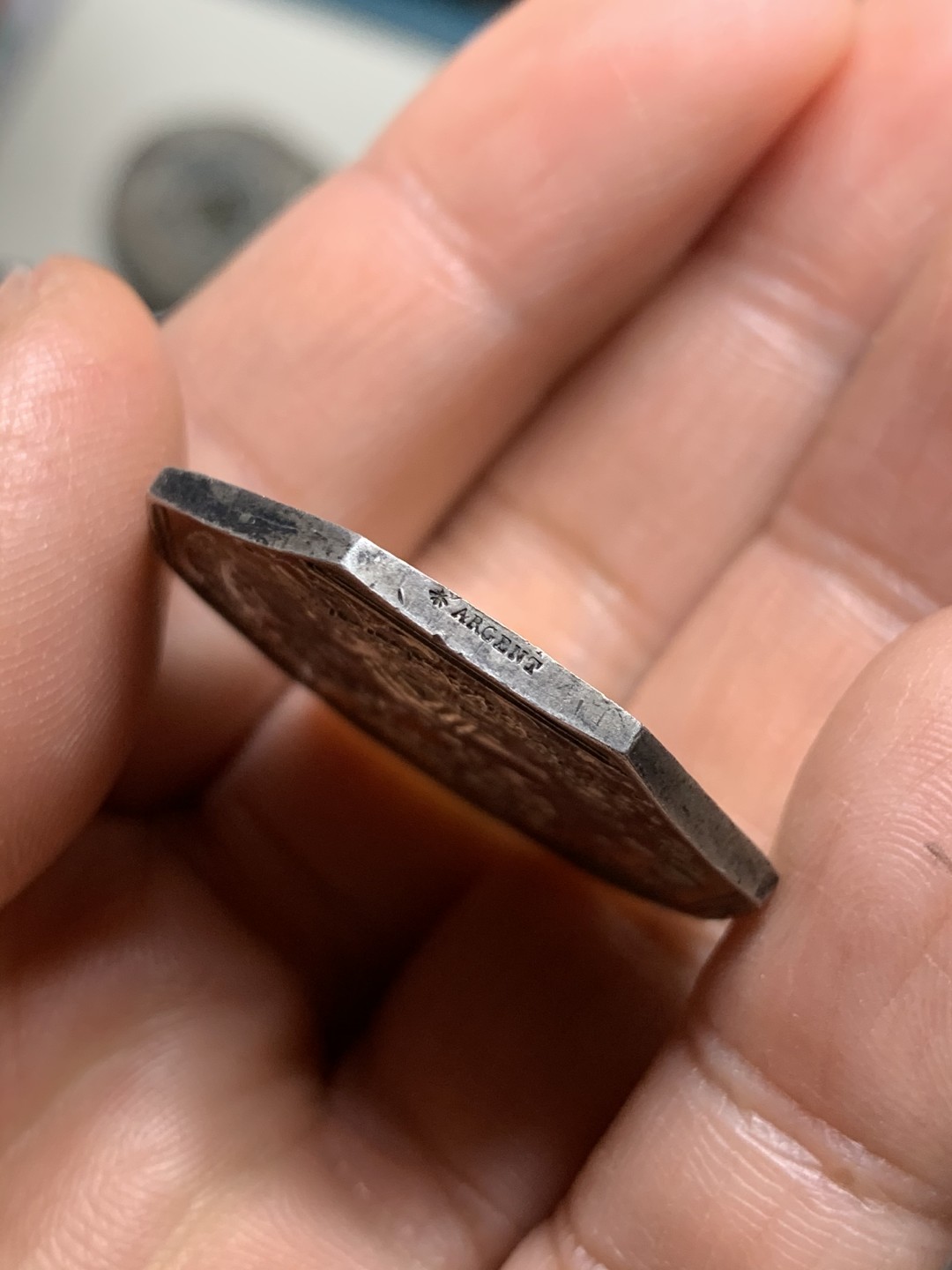 《竞宝斋》第36场-本周日 （全场顺丰包邮） 法国八角银质代币 握手公正八角，蜜蜂铭银标13.3克