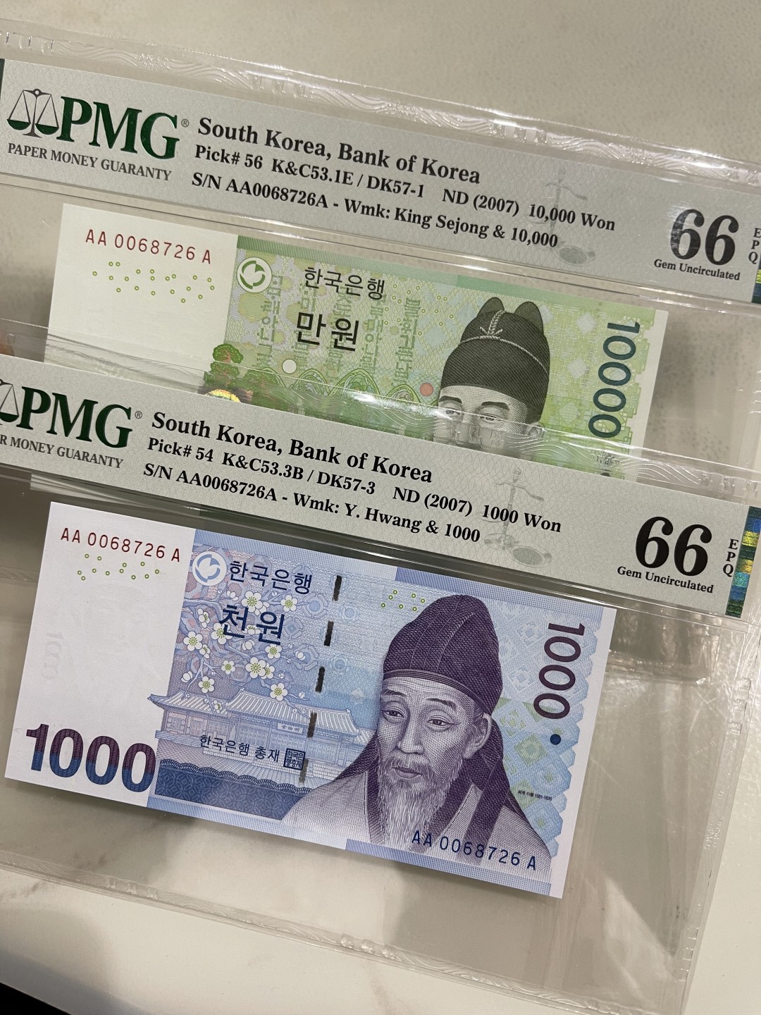 《外钞收藏家》第一百六十九期拍卖（本期65件） 韩元1000、10000两张全同号一组 PMG66 AAA首发冠