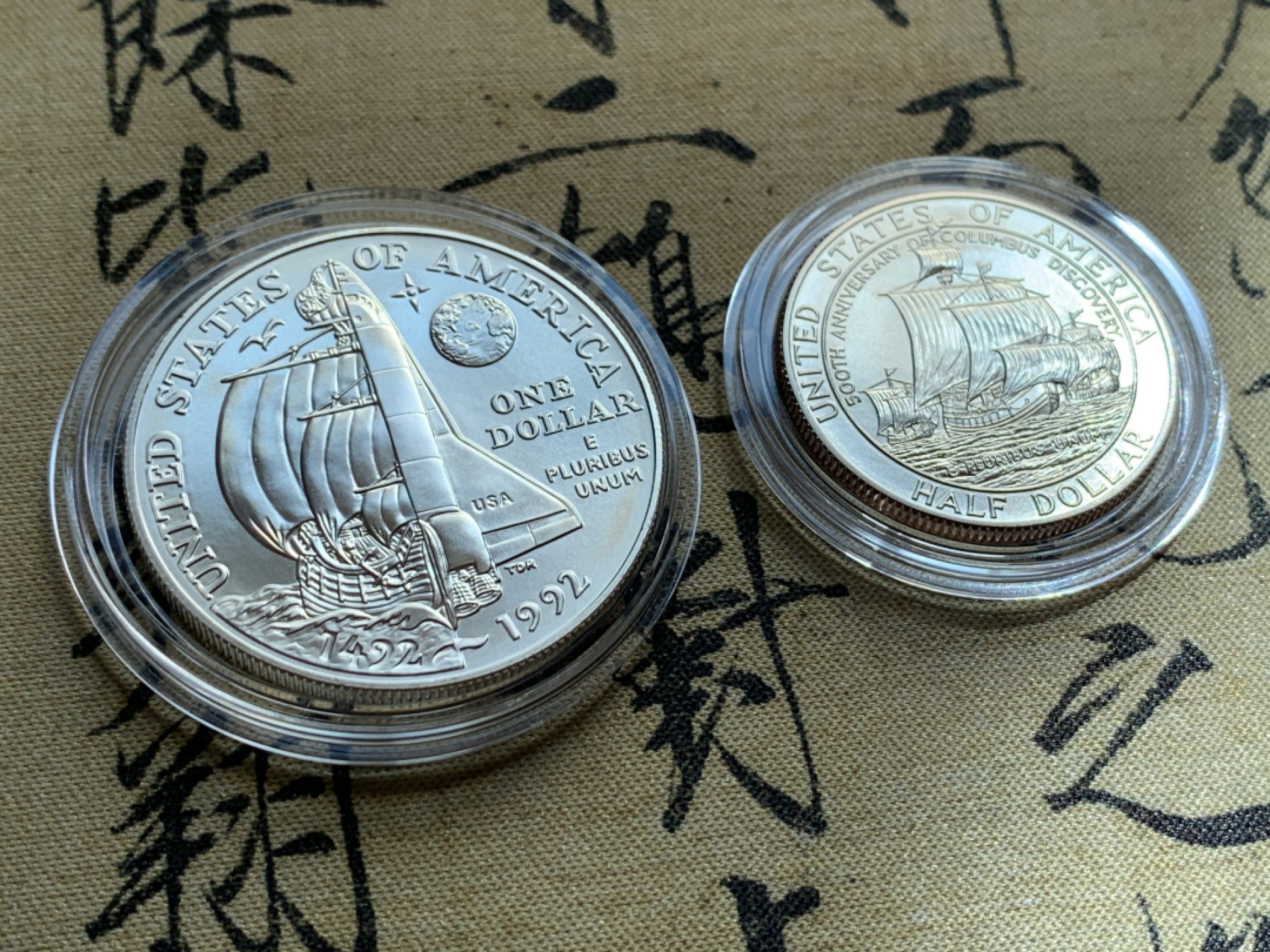 《竞宝斋》第37场-周日 首场自动拍卖 2件或者满200包顺丰 原盒证书 美国1992-D年 哥伦布500周年纪念币 大枚的是银币26.73克