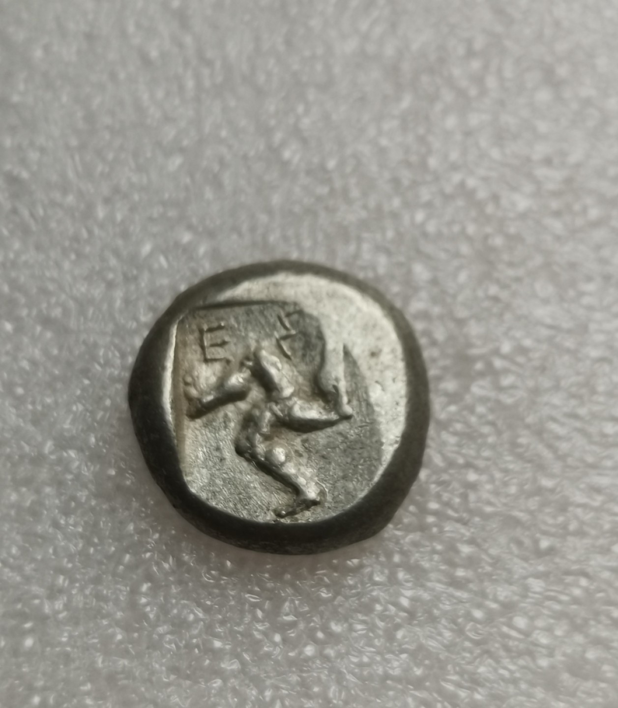 瓶子🏺第28期拍卖会 古希腊公元前500年银币重装步兵三曲腿银币
