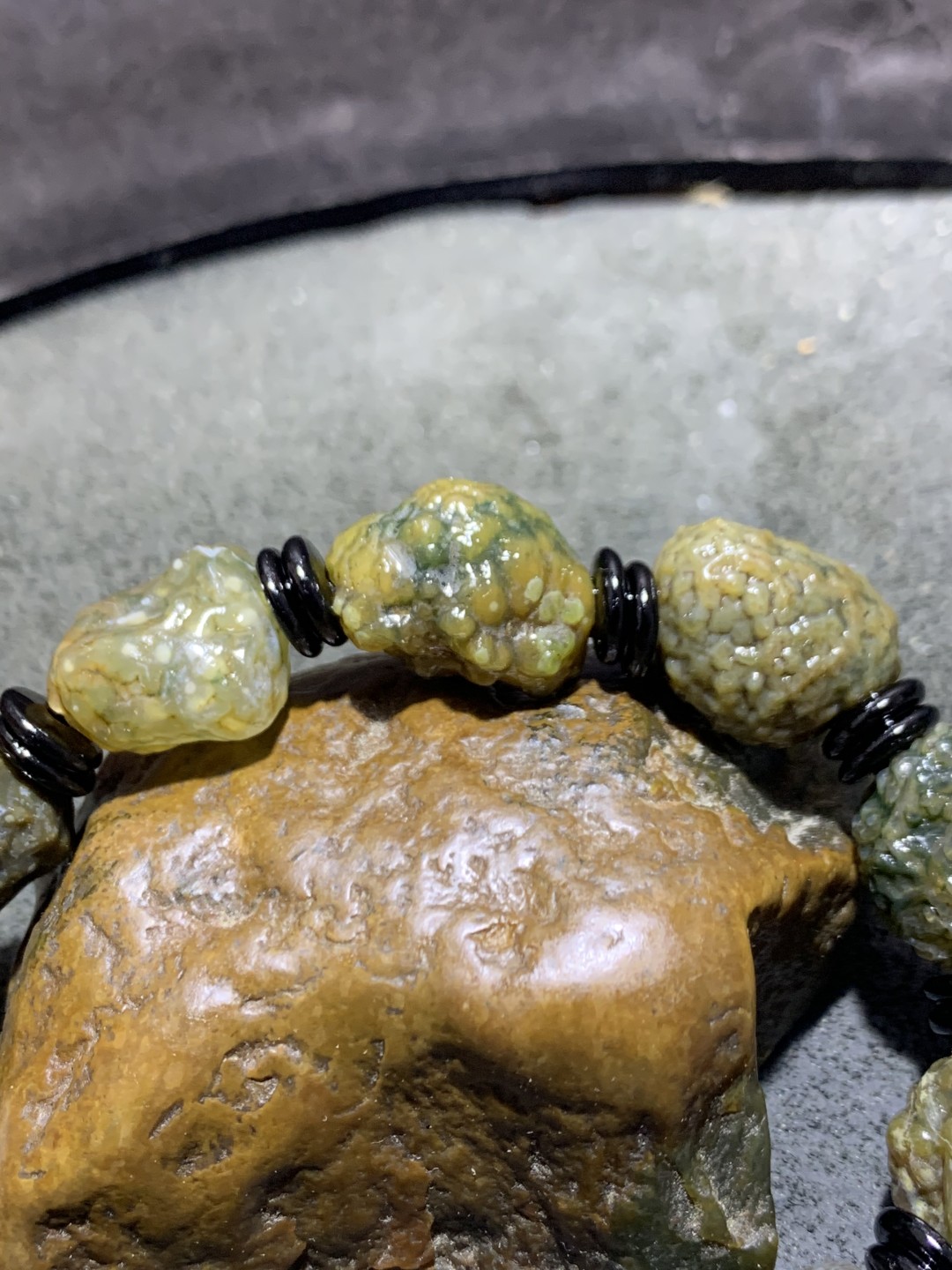 精美筋脉石老料原石手串一条，