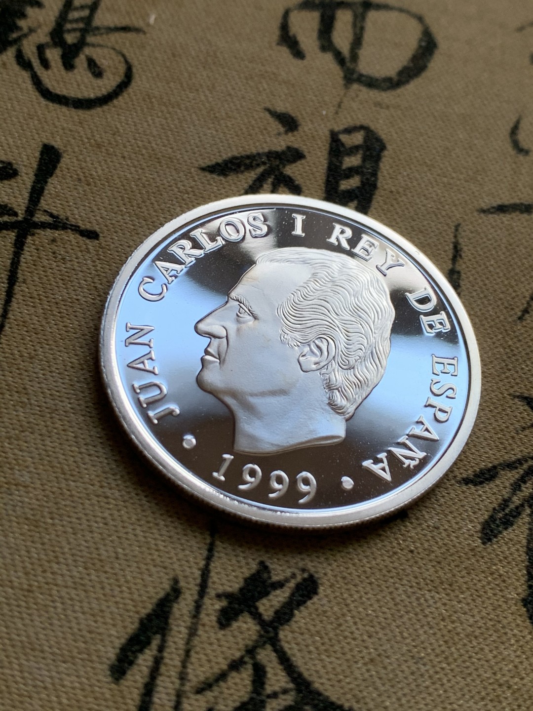 《竞宝斋》第37场-周日 首场自动拍卖 2件或者满200包顺丰 原黄盒证书 西班牙1999年 悉尼奥运水球 1000比塞塔 精制银币