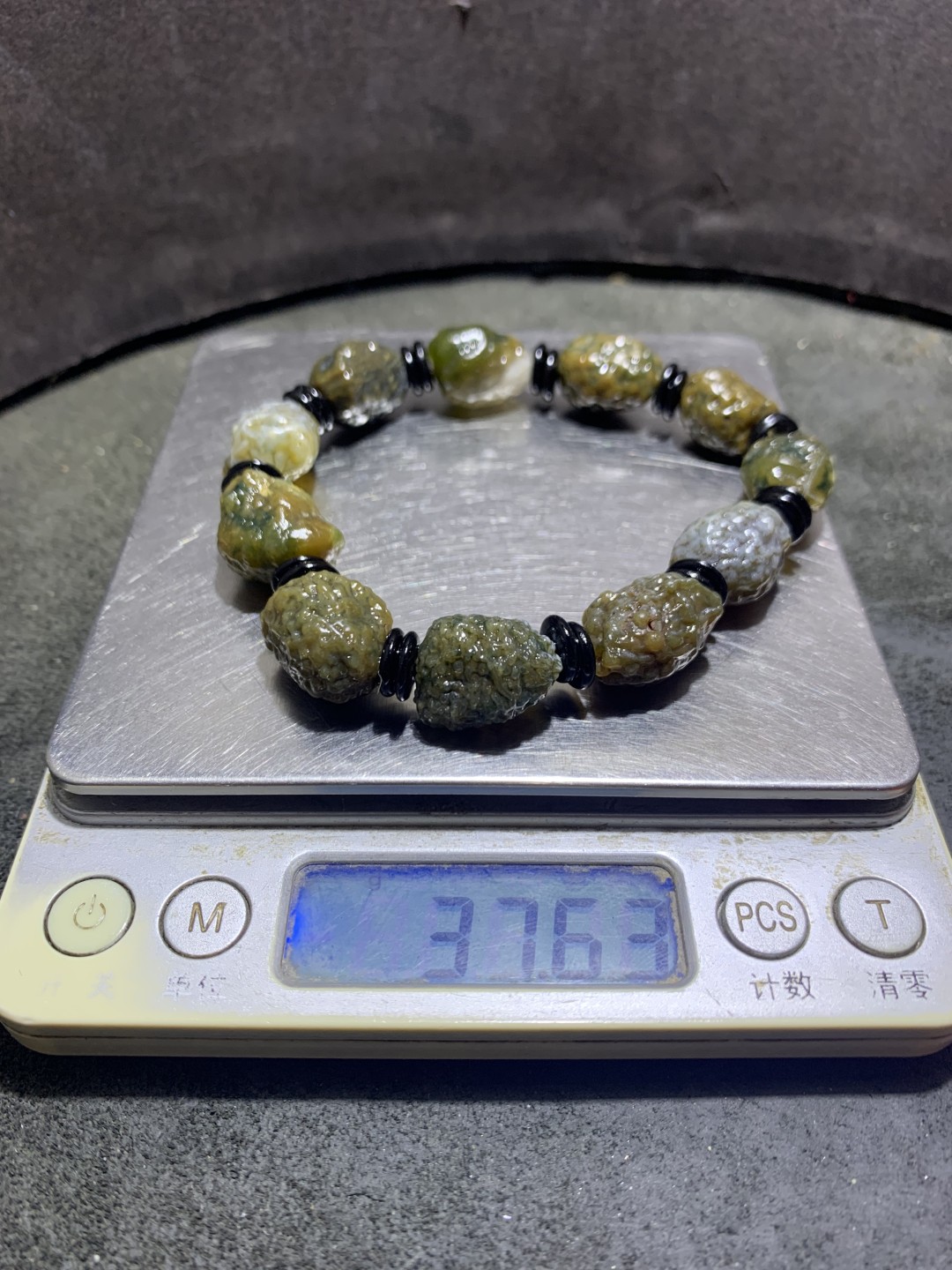 精美筋脉石老料原石手串一条，