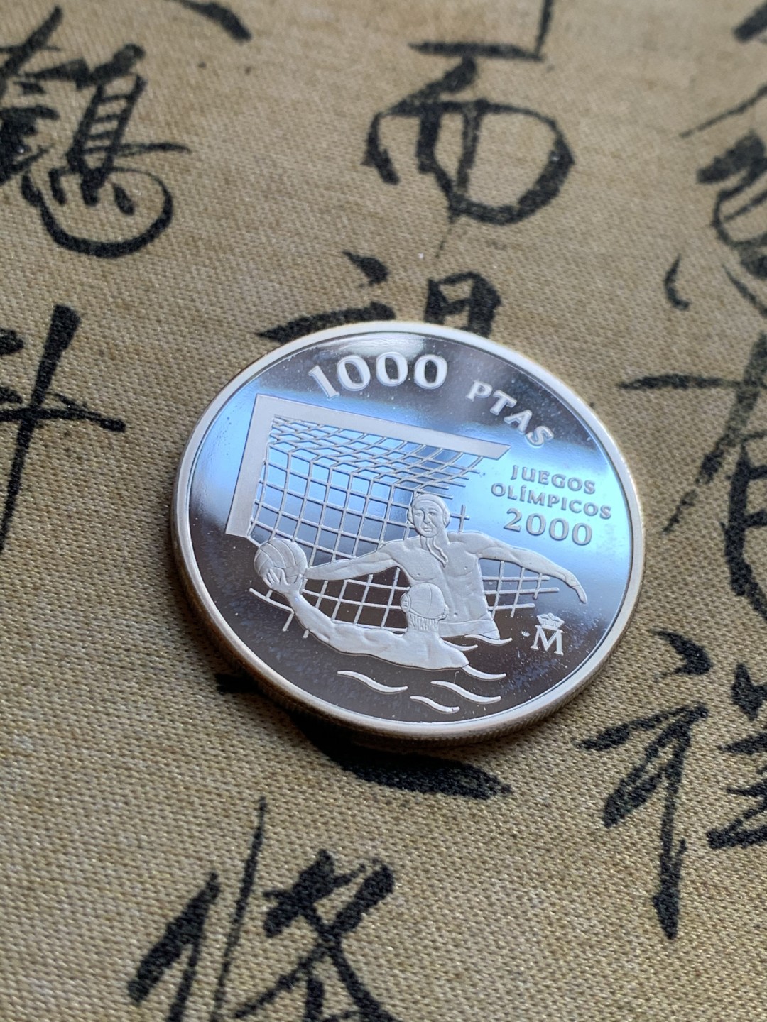 《竞宝斋》第37场-周日 首场自动拍卖 2件或者满200包顺丰 原黄盒证书 西班牙1999年 悉尼奥运水球 1000比塞塔 精制银币