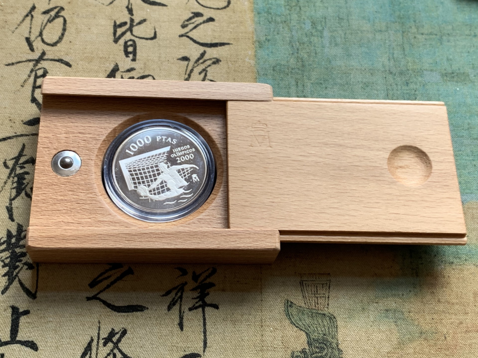 《竞宝斋》第37场-周日 首场自动拍卖 2件或者满200包顺丰 原黄盒证书 西班牙1999年 悉尼奥运水球 1000比塞塔 精制银币