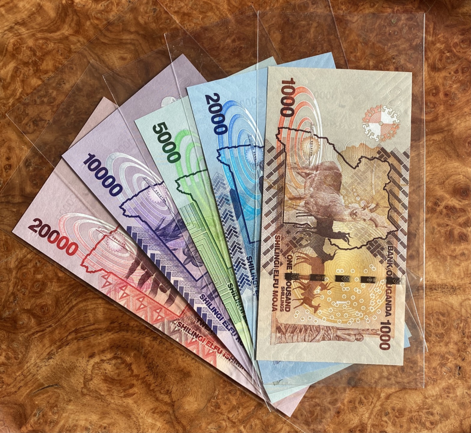 Chase Auction（得物拍卖）第3期 - - 中外纸币、硬币、银币联拍 乌干达五张，不同年份，unc，品相如图！