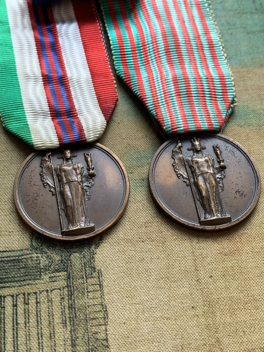 《竞宝斋》第37场-周日 首场自动拍卖 2件或者满200包顺丰 意大利二战军功章一组三枚