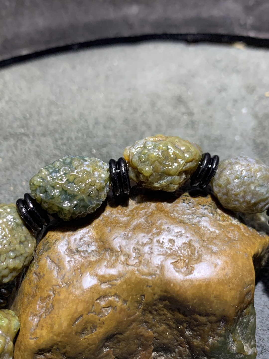 精美筋脉石老料原石手串一条，