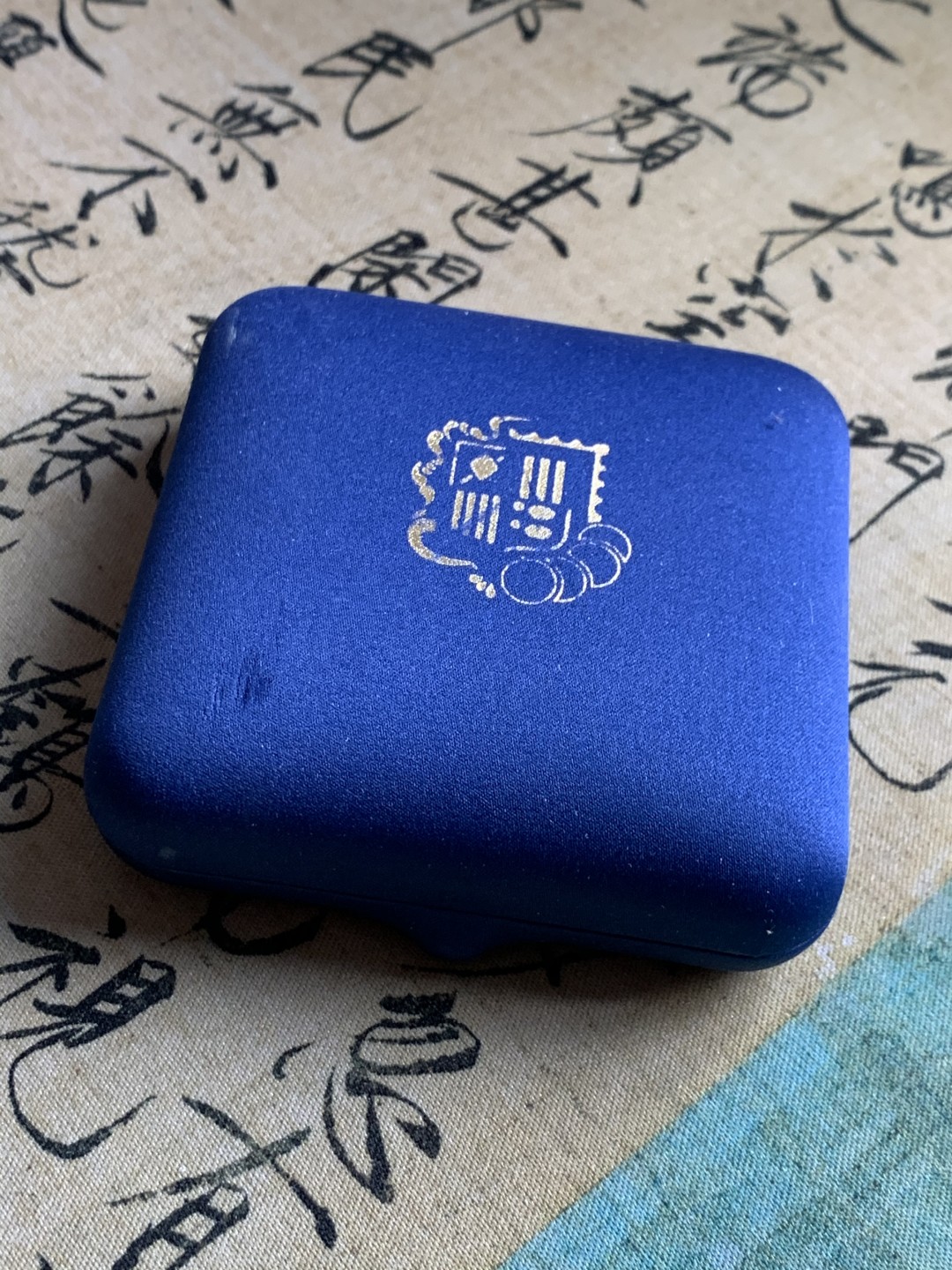 《竞宝斋》第37场-周日 首场自动拍卖 2件或者满200包顺丰 原蓝盒证书安道尔1995年神的羔羊10第纳尔精制大银币31.47克